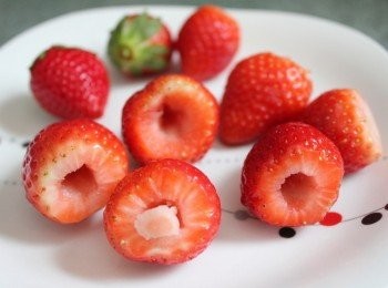 step2: 準備工作: 草莓洗淨, 切除蒂頭後, 中心挖個洞.