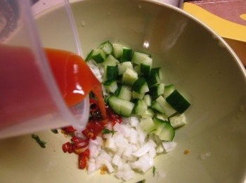 step4: 洋蔥.小黃瓜切丁,香菜.辣椒切末放碗裡,加入檸檬汁.蕃茄醬.tabasco辣霸辣椒水.果糖一同混合,可視個人口味調整酸.甜.辣度.