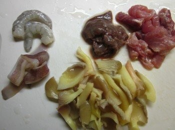 step2: 將所有<span class="group_1">食材</span>放入湯裡加塩調味,再次滾時熄火淋香油及白胡椒粉即可上桌