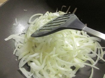 step2: 鍋中不需放油,洋蔥切細絲放鍋中炒,加入1-2匙的塩使其出水,用中小火炒到洋蔥變透明