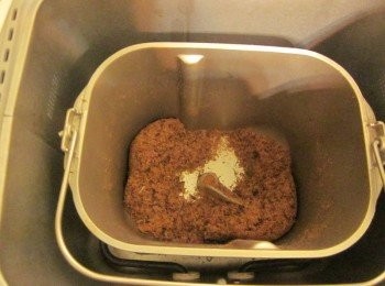 step4: 發出嗶嗶聲後打開蓋子,馬上按"開始",約10分鐘的時間葉片會轉動,此時加入<span class="group_2">調味料</span>,可邊攪邊試味道(食譜上<span class="group_2">調味料</span>的份量可依個人口味自行酙酌)