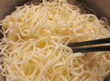 step2: 將油麵放入電鍋,外鍋用0.2杯的量米杯水蒸,開關跳起加少許香油用筷子撥涼麵條