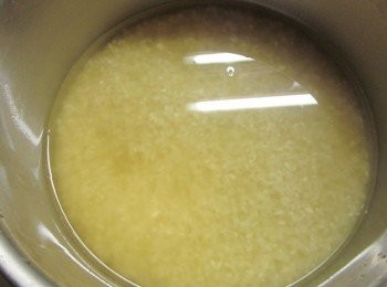 step2: 1杯米加1.1杯的香菇水或水