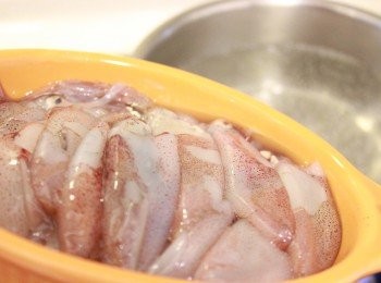 step2: 煮ㄧ鍋水，川燙ㄧ下，不必燙熟。約10～15秒。