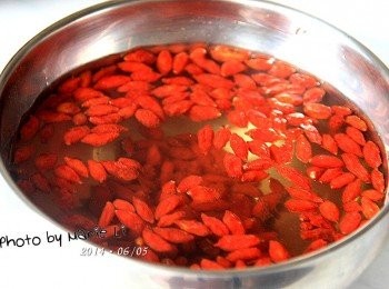 step3: 枸杞泡一下水之後就可以洗淨備用
