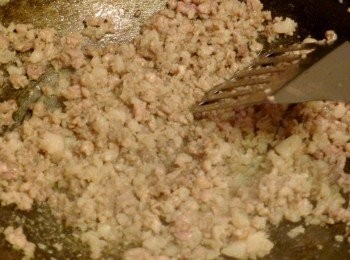 step2: 熱鍋，放適量油，絞肉倒進鍋中翻炒至顏色變白後盛出備用