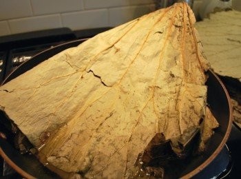 step12: 處理荷葉：荷葉一片片用熱水汆燙5分鐘左右至纖維軟化