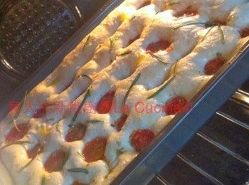 step6: 6. 灑上橄欖油在已發酵麵團上面，放入已預熱烤箱，200度10分鐘, 180度15-20分鐘。