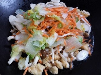 step5: 轉中火，加入所有調味料及泡菜。