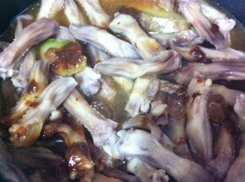 step4: 加入麻辣火鍋上湯醬、酒及1碗水，蓋上電飯煲蓋，按著電飯煲，約15分鐘後攪拌一下鴨舌，再關上蓋子，其後約15分鐘攪拌一下。