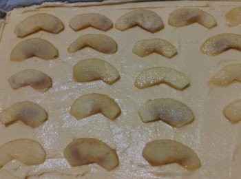 step4: 烤盤裝上烤箱紙，麵糊倒入烤盤上並刮板去把麵糊刮成平均，再將焦糖蘋果排列一個一個