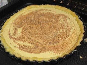 step10: 再將蛋奶漿倒入餅內，撒上少許豆蔻粉。