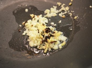 step4: 鍋中加 2大匙油燒熱，放入蒜、薑和豆豉炒香。