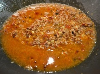 step7: 再倒入水以大火煮滾後，將豆腐加入並轉小火煮約 8分鐘至入味。