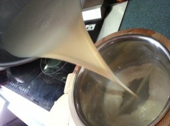 step5: 煮滾豆漿,將煮滾之豆漿從高處倒入盤內，