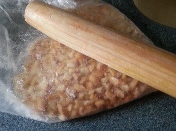 step3: 焗好灘凍去衣用食物袋裝起,用木棍盅碎備用