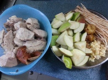 step5: 準備好各材料:茅根切段,雪梨連皮切件去芯,陳皮浸軟,南北杏.蜜棗洗淨,<a href="https://bit.ly/3ANJVUp" target="_blank" data-keyword="豬展" class="guide-link"><strong>豬展</strong></a> <span style="display:inline-block;vertical-align:middle;margin-top:-3px;color:initial;border-radius:3px;padding:2px 3px;font-size:12px;line-height:14px;background:#87d300;color:#fff;">即買</span> 用1片薑出水2分鐘洗淨