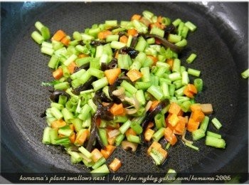 step6: 放入靠近根部位置的空心菜來一同拌炒。