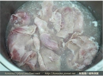 step3: 豬肉片川燙至熟後，撈出瀝乾水分，放涼備用。