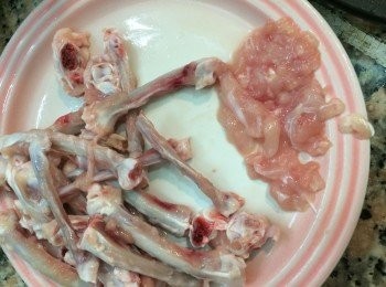 step10: 將雞骨上餘下雞肉用小刀或較剪剪下待用(圖10)