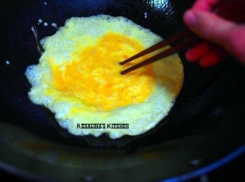 step2: 2.熱鍋，將油倒入鍋中，接著入雞蛋液。 *(油可以多加一點，雞蛋盡量用筷子炒成蛋屑，越小越好)