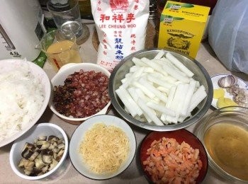 step1: 先將蘿蔔一半刨絲，一半一切粗條狀，刨絲剩下既蘿蔔水留用，
把臘腸、臘肉、冬菇切粒，瑤柱用手撕成絲狀備用