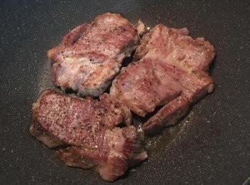 step2: 用少許油將豬肉兩面煎上色。