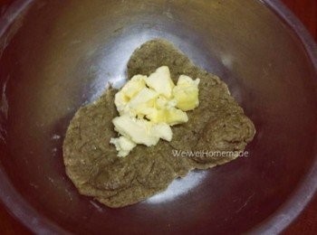 step4: 將退冰的柔軟奶油切丁，放進麵糰。