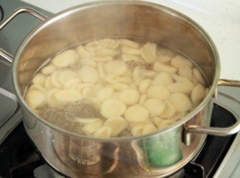 step4: 鍋加水煮滾放入猫耳朵麵燙熟取出瀝乾水份