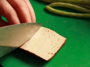 step2: 豆乾對切兩片後斜切花，花干切塊。