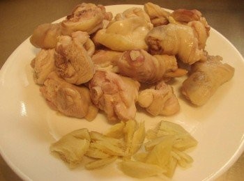 step2: 老薑去皮ˊ切塊ˊ略為拍碎