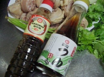 step3: 步驟3這次的好幫手龜甲萬甘醇醬油和龜甲萬料亭和露ˊ 雖然是廠商免費提供ˊ但從送來的成品包裝ˊ 不難看出廠商對自家產品的細心及用心哦~ 也是這老字號品牌值得讓人信賴的原因。
