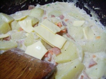 step4: 馬鈴薯悶煮至喜好程度時再加入芝司樂原味起司2片