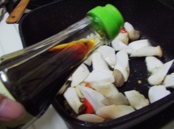 step4: 然後加入剩下<span class="group_2">調味</span>萬家香大吟釀薄鹽醬油3大匙ˊ米酒3大匙ˊ冰糖1茶匙