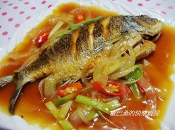 step8: 很家常的好味道ˊ任何喜歡的魚都可以拿來運用ˊ 一般紅燒我們會運用醬油ˊ米酒ˊ糖ˊ香油 因為我用味醂直接取代了酒和糖ˊ 大家可依取材方便自行運用。 味醂的甜屬於自然甜ˊ是從酒中萃取出來的ˊ 所以除了可以代替糖的使用ˊ也帶有自然酒香。 是蠻方便運用的調味。