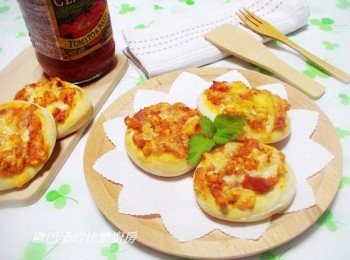 step12: 今天的小披薩我另外搭配上海鮮ˊ讓整體味道口感更豐富ˊ 真的十分可口好吃ˊ喜歡的ˊ不妨試著做做看。