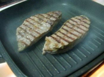 step7: 以2分厚7分熟為例ˊ維持大火一面約2分鐘ˊ (完成略為靜置最少5分鐘)再切片