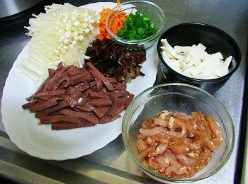 step1: 先準備好所需<span class="group_1">材料</span>ˊ全部洗淨切絲處理ˊ蔥切蔥花ˊ 肉絲先以<span class="group_2">肉絲醃料</span>抓勻備用...(如照片標示)