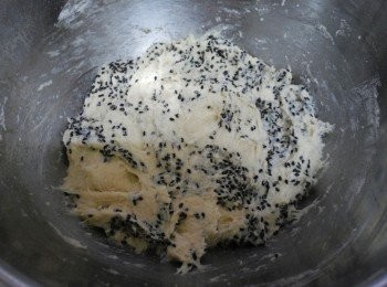 step3: 接著灑上黑芝麻再次揉勻，並將完成麵團平均攤平