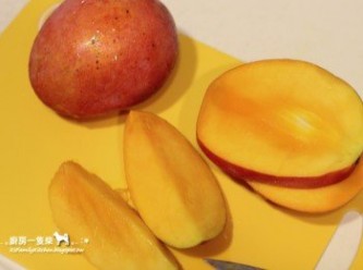 step2: 芒果去皮，切成大塊狀，中間芒果果核旁的果肉，切成細丁狀。
