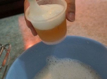 step7: 之後將泡泡輕輕手咁，倒進已凝固的啫喱上面~