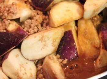 step3: 再把<span class="group_2">味噌醬</span>倒入用中火蓋鍋蓋一起燒