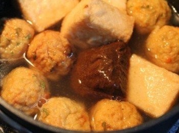 step1: 水和魚蛋/魚豆腐一起加熱, 待水煮滾後, 將咖哩塊丟進一起煮