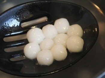 step3: 將小湯圓煮熟後, 淋上草莓汁, 在搭配水果丁即完成 (** 水果丁的選擇可隨個人喜好)