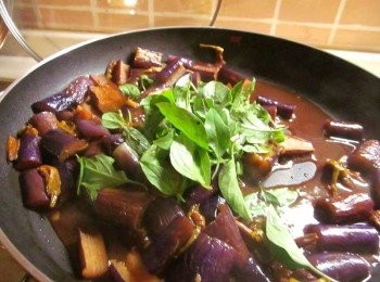 step4: 放入九層塔拌炒,起鍋前淋上香油即可.