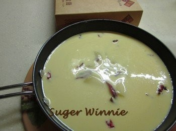 step4: 將鬆餅麵糊倒入鍋中,放入預熱180度的烤箱,約烤20分鐘至膨漲及表面金黃即可.吃的時候可灑一些糖粉及沾蜂蜜.