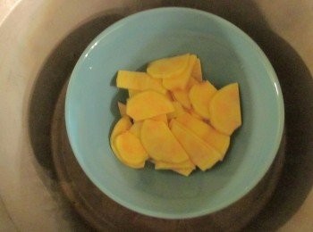 step1: 將所有地瓜泥切片,外鍋放0.7杯的水入電鍋蒸熟,拿出壓至成泥分成2份--40g和150g,40g待會要和糯米粉60g一起揉,150g的地瓜泥要當內餡,趁熱加入奶油(可不加)及糖(可不加)拌勻備用