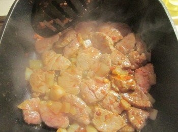 step4: 續放肉塊炒香,再淋上醬油嗆鍋