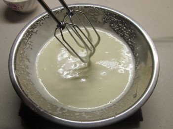 step3: 蛋和40g榶一起打發至乳沬狀,蛋糊的流動變慢狀態