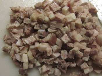 step2: 將煮熟的五花肉切成丁狀